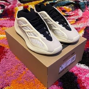 Used - Adidas Yeezy 700 V3